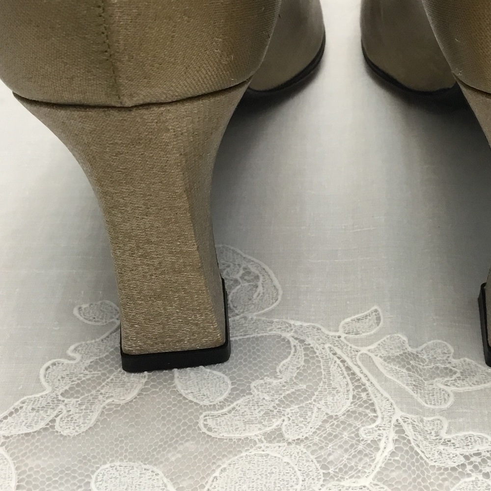 Stuart Weitzman - Picture 14 of 15